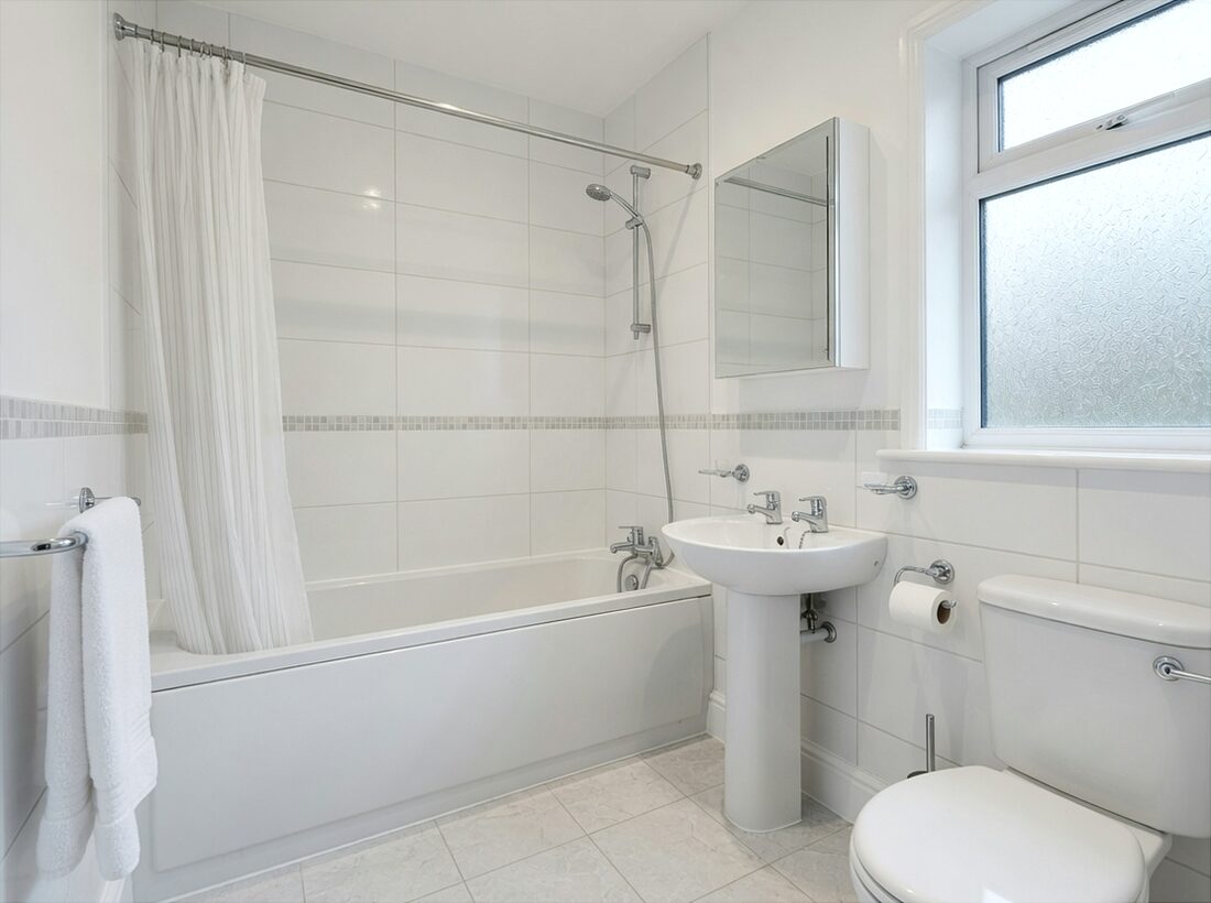 Family bathroom with bath, pedestal basin and WC